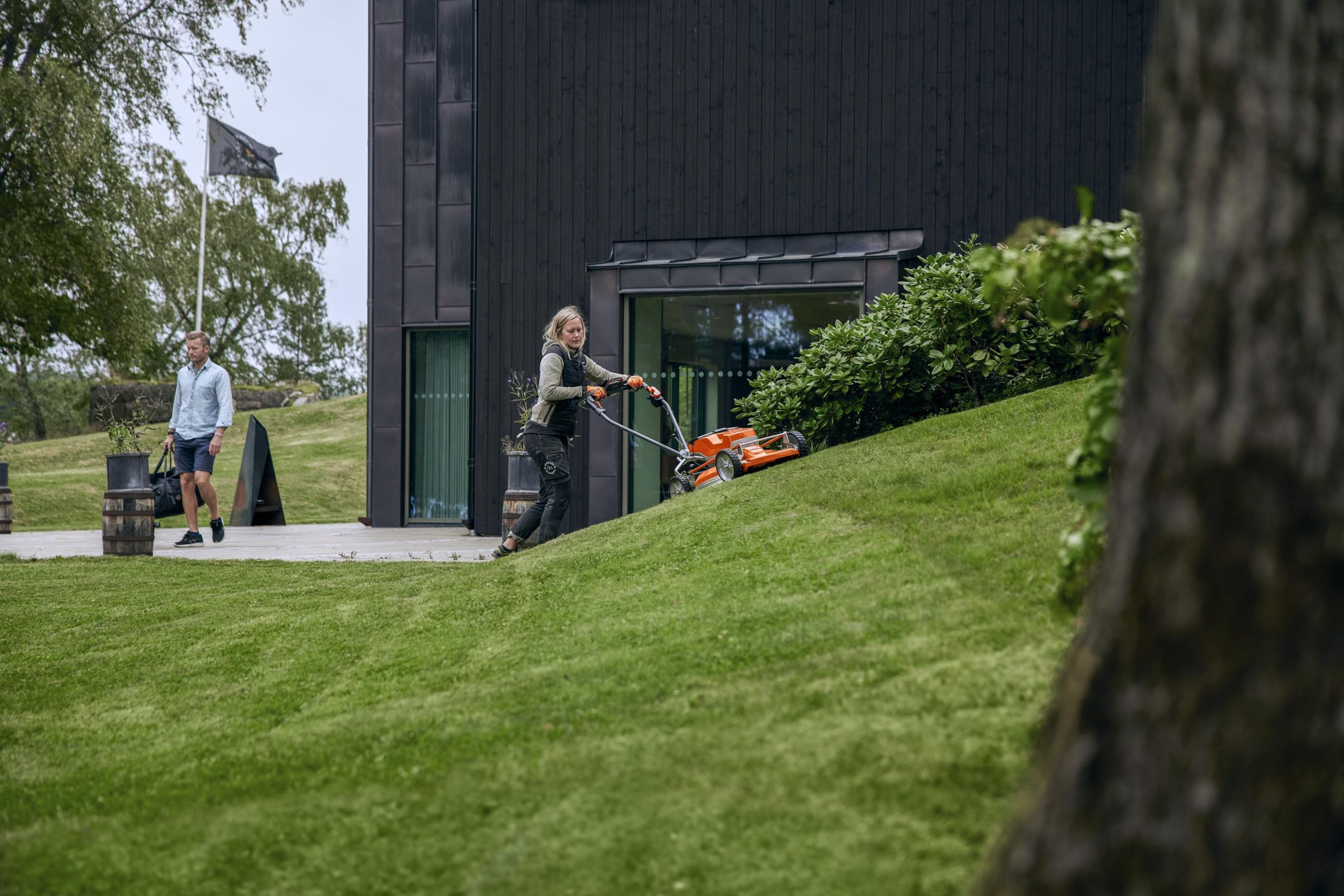 Person som klipper gräsmatta