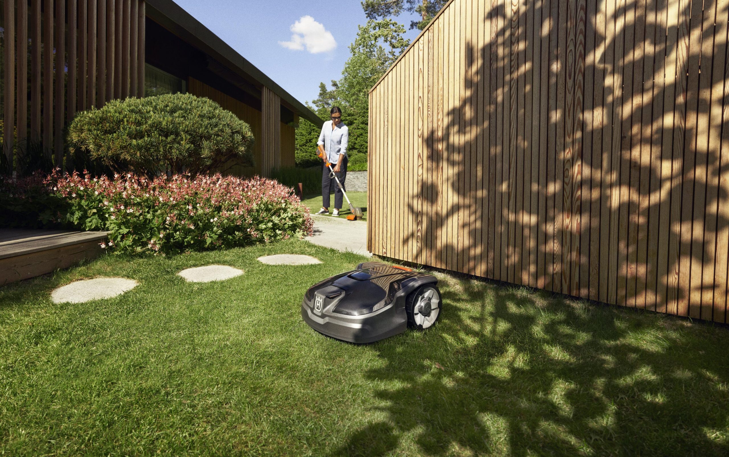 Robot i trädgård