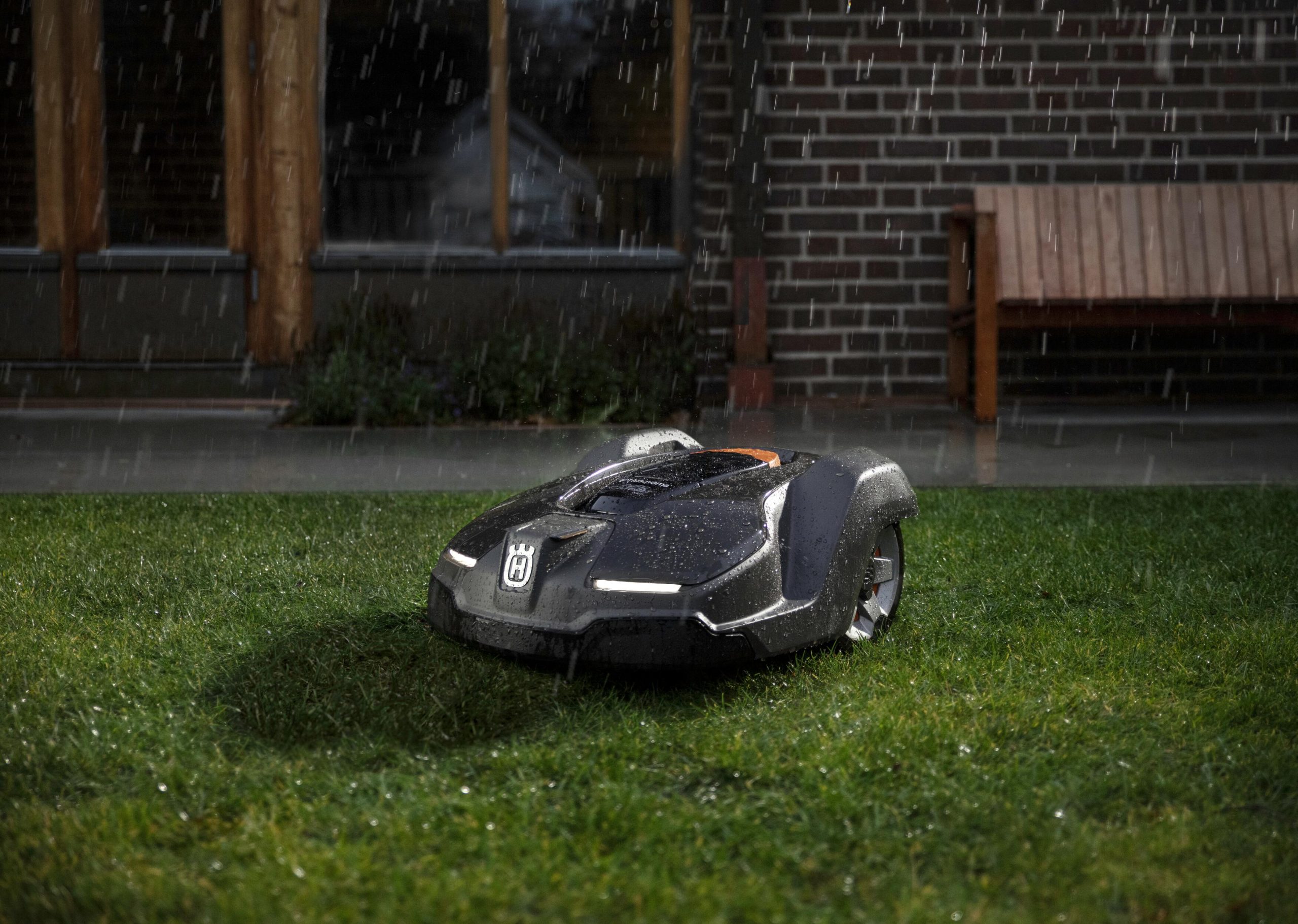 Robotgräsklippare i regn
